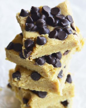 chocolate chip keto blondies bar featured image