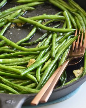 garlicky cast iron green beans featured image