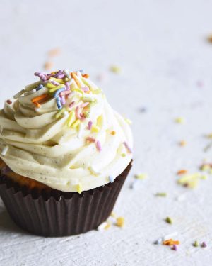 keto cupcakes with fluffy banilla bean white chocolate buttercream featured image